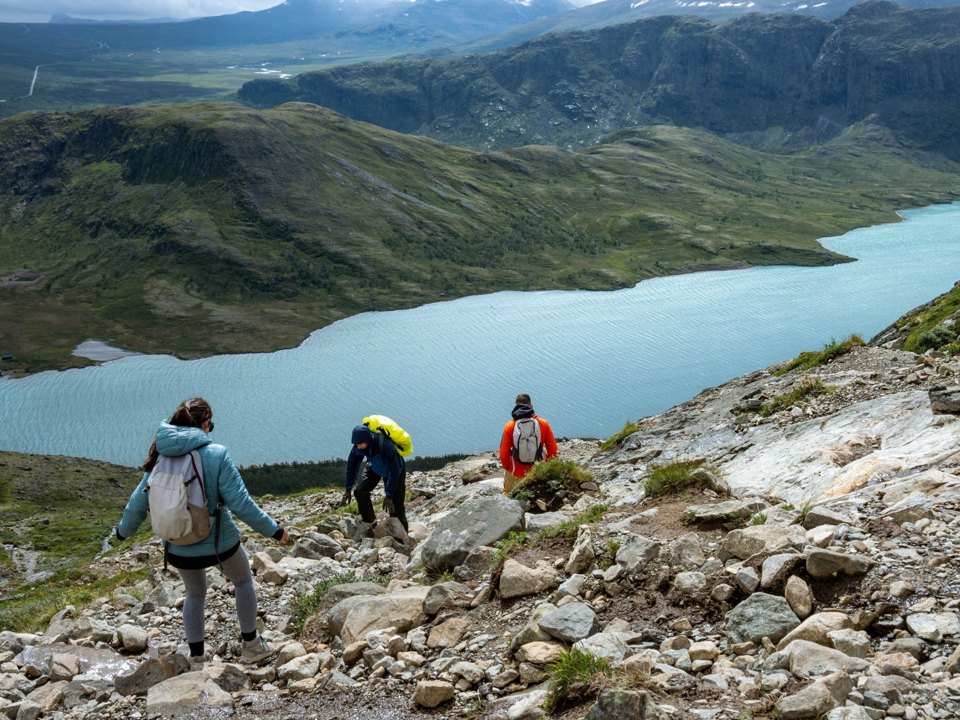 Turgåere på fjellet over et vann