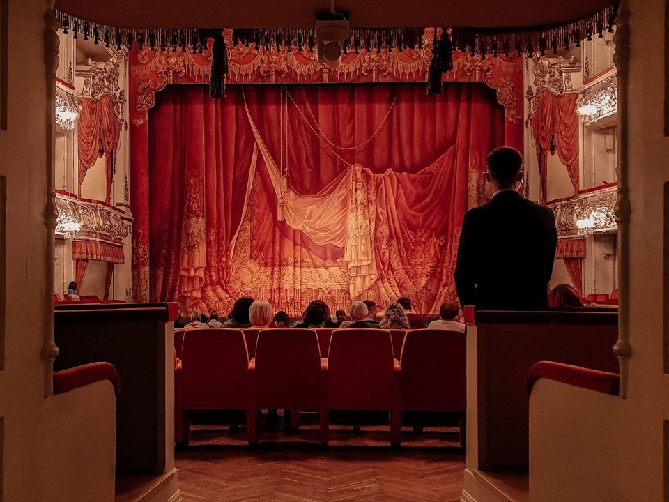 Teatersal med rødt sceneteppe